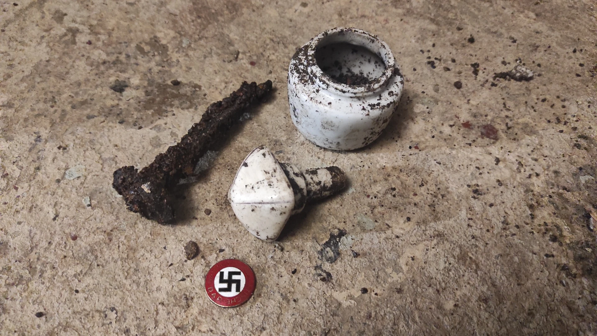 Zrezivělé pozůstatky a porcelánové nádobky