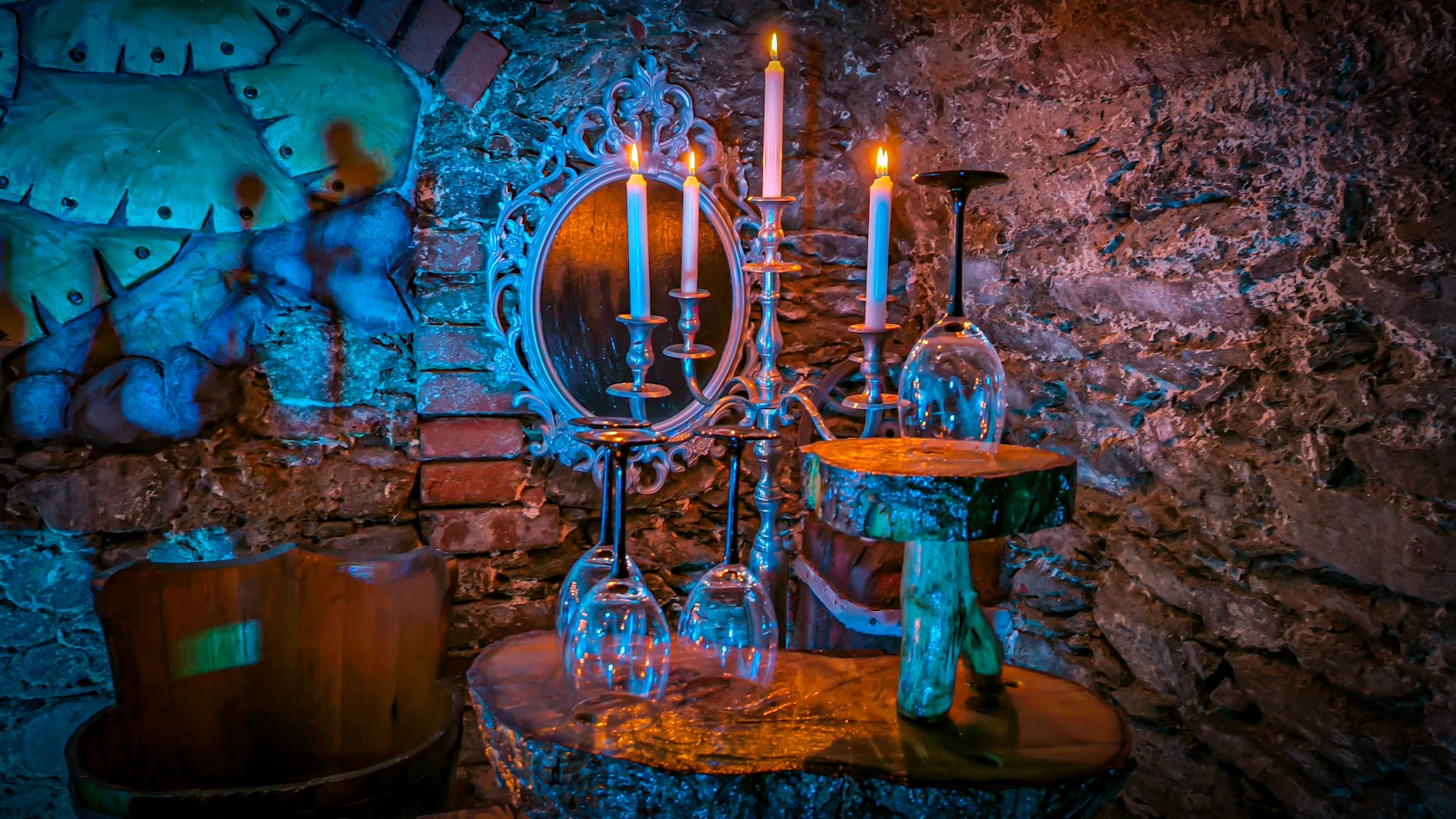 Sklenice vína a půllitr piva na sudu v historickém sklepení